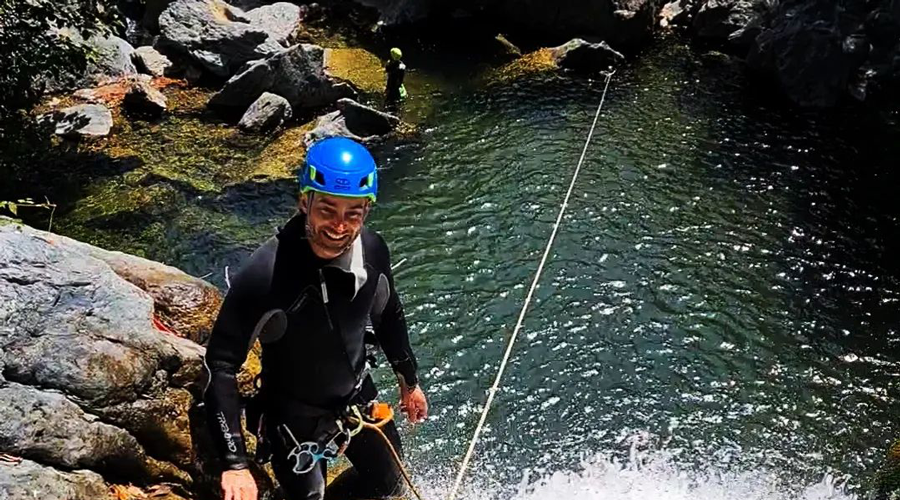 Aventure de canyoning entre amis, exploration de rivières, éclats lumineux du soleil sur l'eau, moment de bonheur, camaraderie et connection avec la nature.