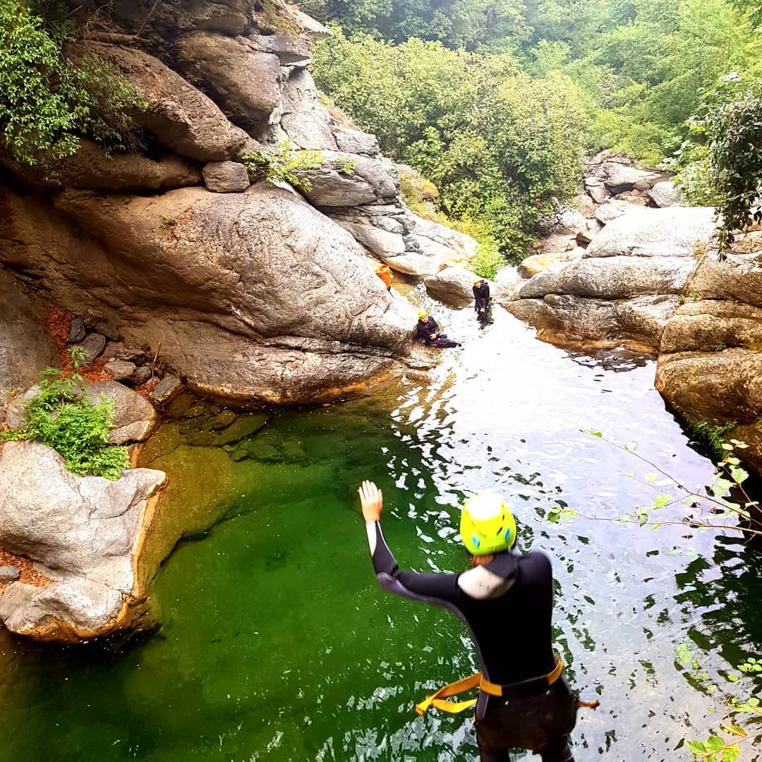 Image d'une aventure de canyoning captivante avec un groupe explorant des paysages rocheux et une eau cristalline verte, parfait pour les amateurs de plein air.