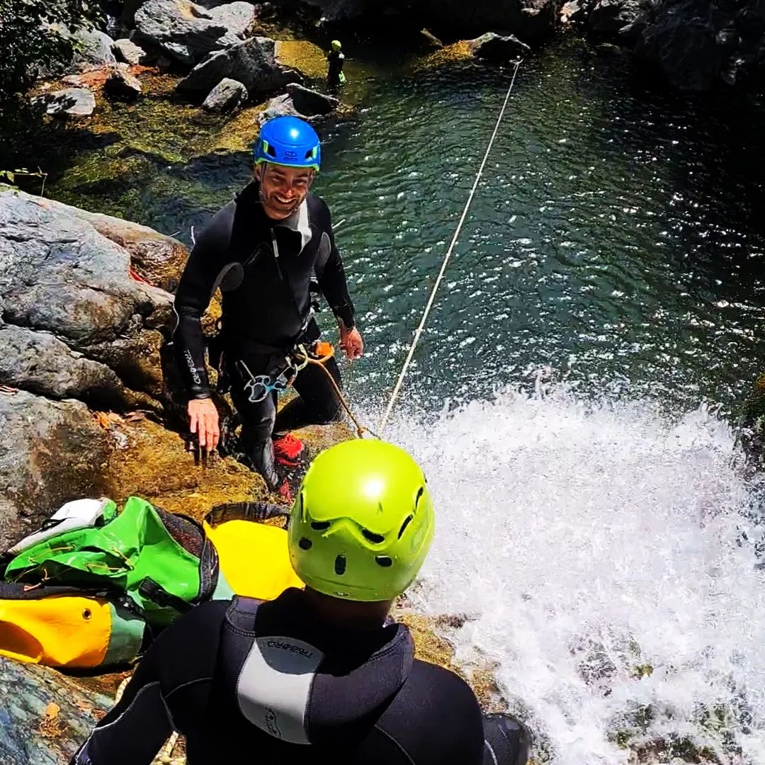 Cette photographie saisit l'énergie et l'enthousiasme d'un groupe d'aventuriers au cœur d'un canyon, où la beauté de la nature fusionne avec l'adrénaline de l'escalade, offrant une expérience inoubliable.
