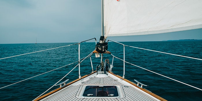 Image de voile libre en mer avec un vent favorable, montrant la beauté du paysage marin et l’aventure du voyage nautique.
