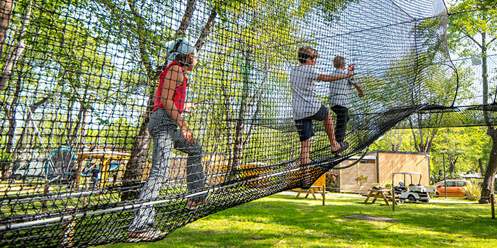 Activités d'accrobranche pour familles et enfants au camping Merendella à Moriani, offrant une expérience unique et conviviale dans un cadre naturel enchanteur.