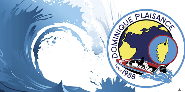 Logo de l'entreprise maritime Dominique Plaisance avec des éléments de vagues et une carte en arrière-plan, évoquant aventure et authenticité.