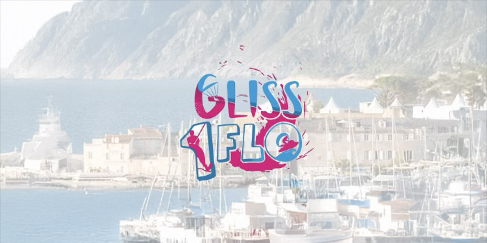 Événement maritime dynamique et convivial à Gliss 1 Flo, avec voiles blanches et montagnes en toile de fond.
