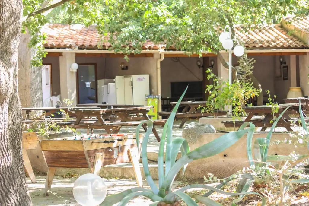 Camping Balanea Espace détente avec baby-foot et tables de pique-nique ombragées au Camping Balanea.