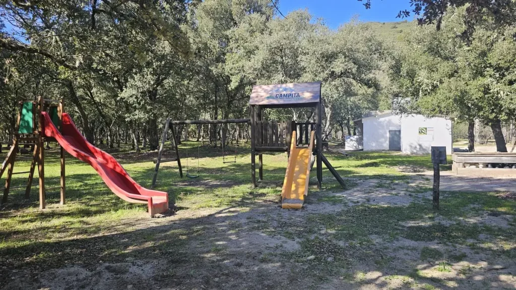 camping-campita-haute-corse-aire-de-jeux.webp Aire de jeux pour enfants sous les chênes au Camping Campita en Haute-Corse.