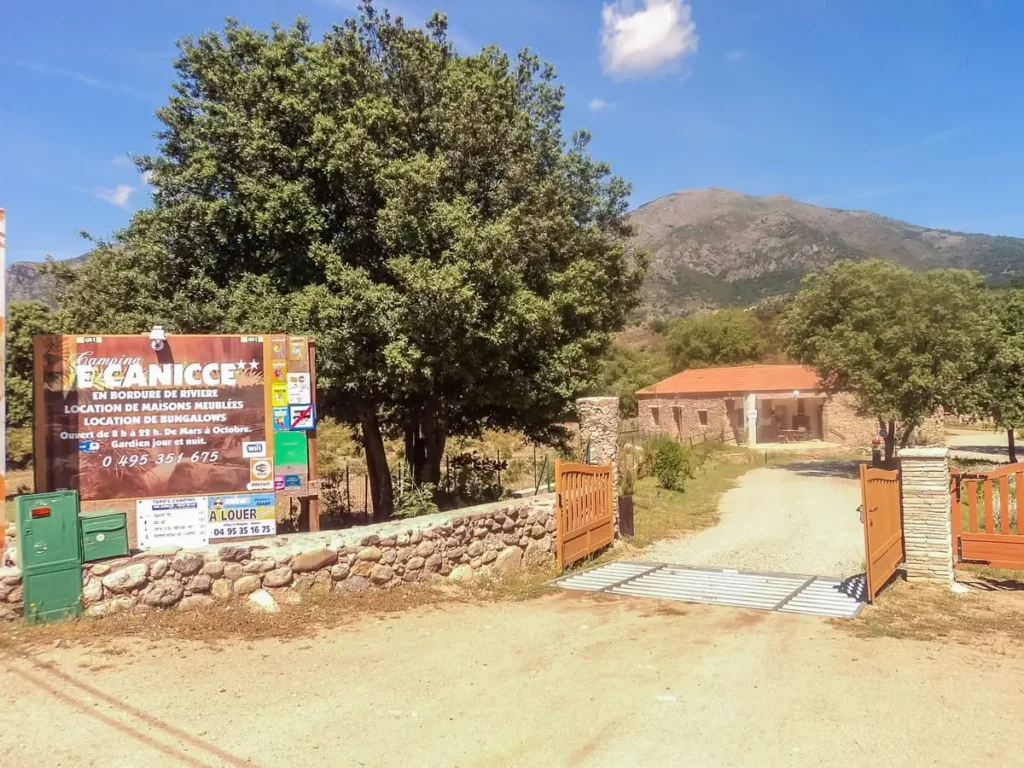 camping-e-canicce-bord-de-riviere-corse.webp Entrée du Camping E Canicce, location de bungalows et maisons meublées en bord de rivière.