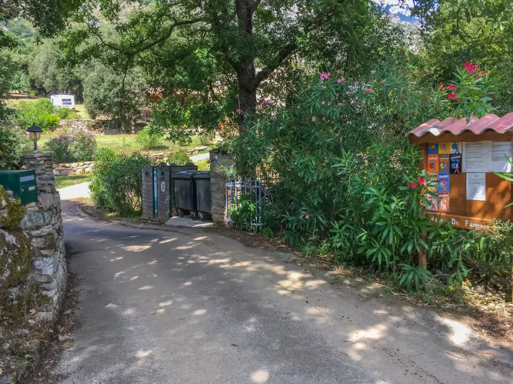 camping-saint-pancrace-corte-ombre-entree.webp Entrée ombragée du Camping Saint Pancrace à Corte, recommandé par le Guide du Routard.