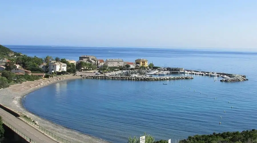 camping-santa-marina-vue-mer-port Vue aérienne de la baie de Santa Marina avec sa plage de galets et son petit port de plaisance en Haute-Corse.
