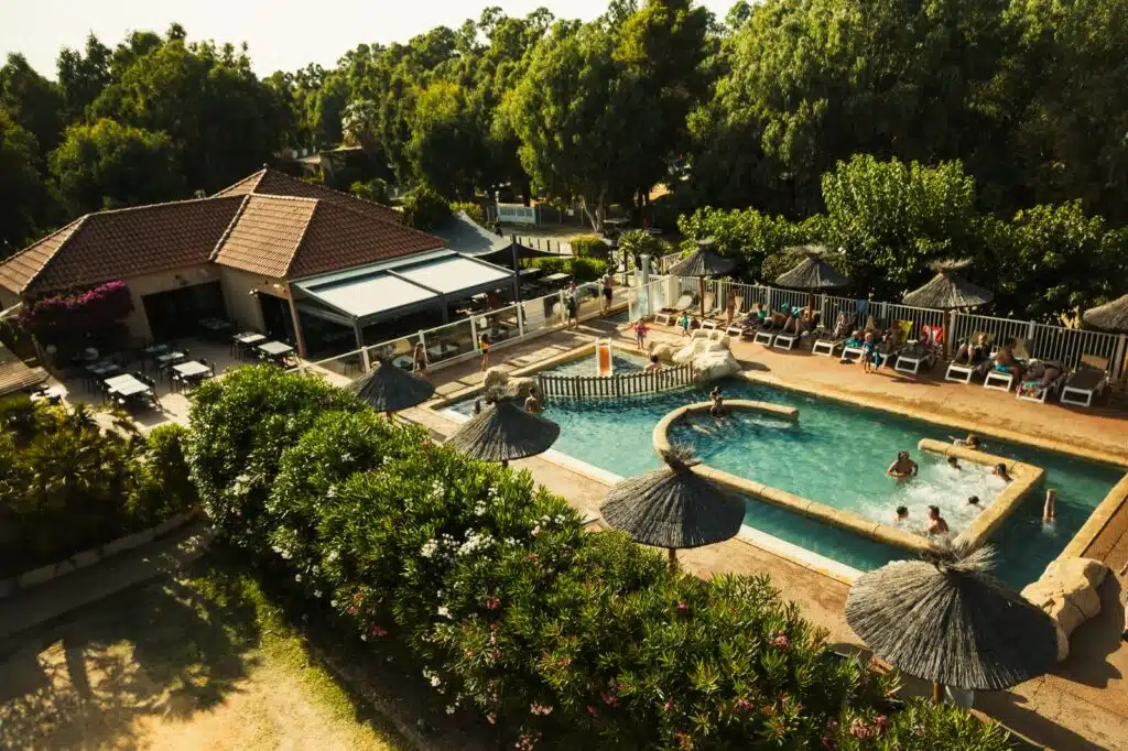 camping-la-pinede-saint-florent-spa Vue aérienne du complexe aquatique et du restaurant du camping la Pinède à Saint-Florent.