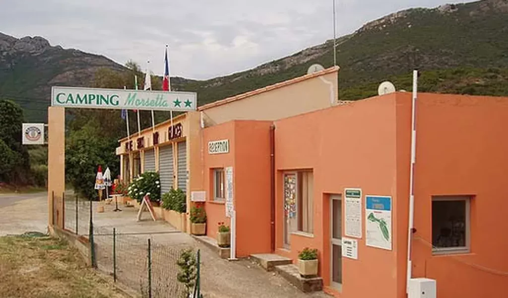 camping la morsetta Entrée du camping Morsetta 2 étoiles en bord de mer près de Calvi en Corse.