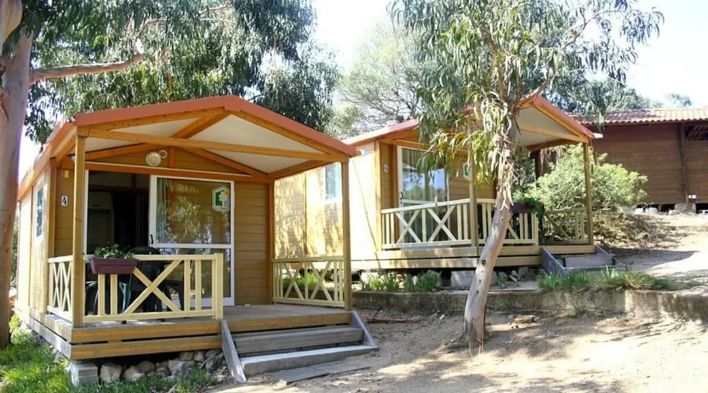 camping-monte-ortu Location de bungalows en bois ombragés sous les eucalyptus dans un domaine forestier proche de Calvi.